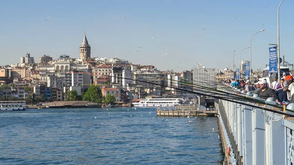 ISTANBUL, TURKEY - MAY, 23, 2019: πλήθος ψαράδων στη γέφυρα Γκαλάτα με τον πύργο Γκαλάτα στο βάθος — Φωτογραφία Αρχείου