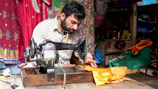 AMRITSAR, INDIEN - 18. MÄRZ 2019: Schneidermeister fertigt in seiner Werkstatt in amritsar ein Kleidungsstück — Stockfoto