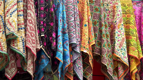 Pashmina halsdukar visas på en butik amritsar — Stockfoto