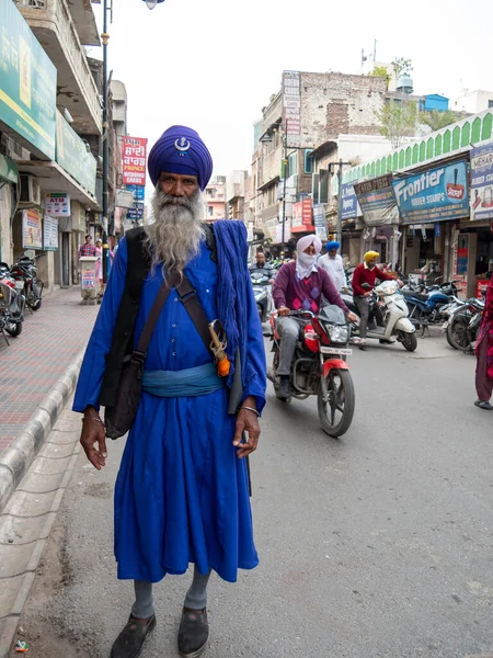 AMRITSAR, INDIA - MÁRCIUS 18, 2019: Sikh férfi áll az utcán amritsar — Stock Fotó