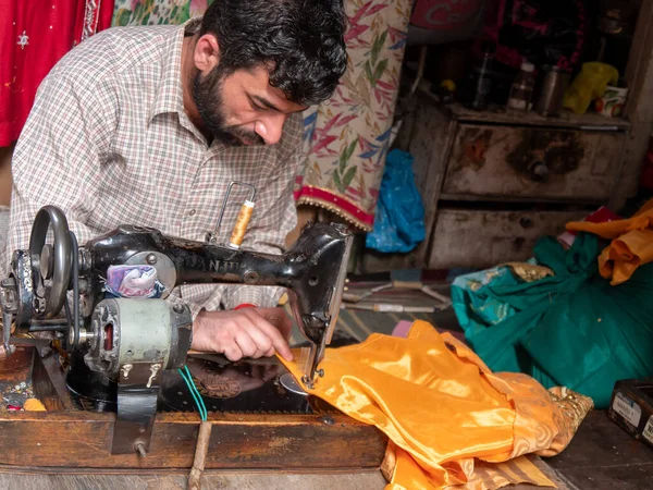 AMRITSAR, INDIA - 18 Mart 2019: Amritsar 'daki atölyesinde dikiş makinesi olan bir terziye yakın çekim