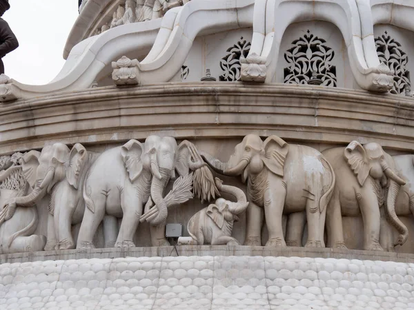AMRITSAR, INDIA - 18 DE MARZO DE 2019: primer plano de los elefantes en la estatua de maharaja ranjit singh in amritsar —  Fotos de Stock