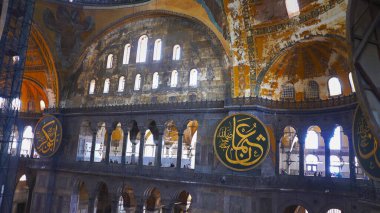 İSTANBUL, TURKEY - 23 Mayıs 2019: İstanbul 'daki Hagia Sou Camii' nin iç açısı