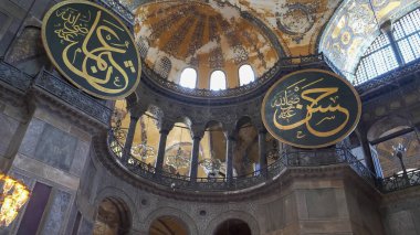 İSTANBUL, TURKEY - 23 MAYIS 2019: İstanbul 'daki Hagia Sou' nun tavanı