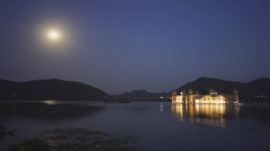 Jaipur 'da Jal Mahal Sarayı ve dolunay gecesi.