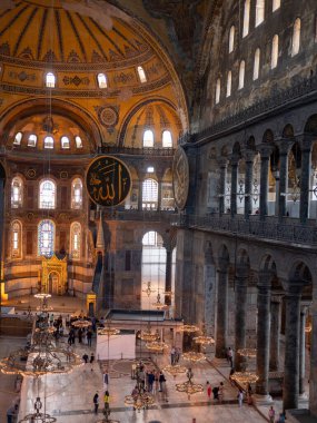 İSTANBUL, TÜRKEYE - 23 Mayıs 2019: İstanbul 'daki Hagia Sou Camii' nin içinin yüksek açılı görüntüsü