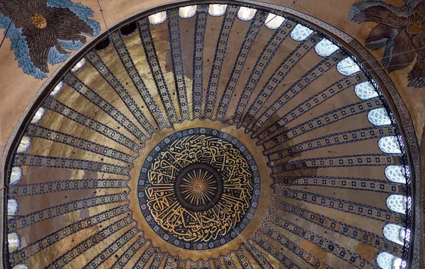 ISTANBUL, TÜRKEI - 23. Mai 2019: die große Kuppel im Hagia Sophia Kirchenschiff in Istanbul — Stockfoto