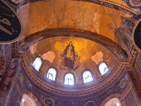 ISTANBUL, TURKEY - MAJ, 23, 2019: jungfru Maria och Kristen barn i taket inne i hagia sofia moskén i istanbul — Stockfoto