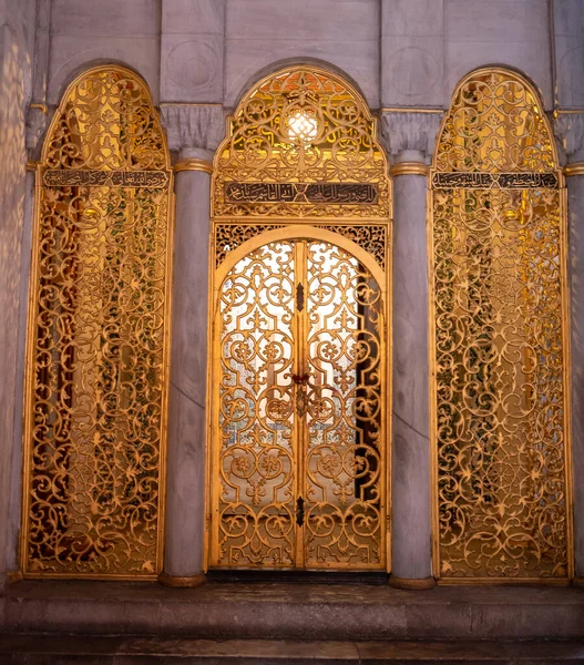 ISTANBUL, TÜRKEI - 23. Mai 2019: Aufnahme einer goldfarbenen Leinwand in der Hagia Sophia Moschee in Istanbul — Stockfoto