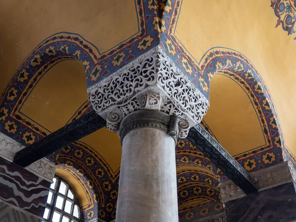 ISTANBUL, TURQUIE - 23 MAI 2019 : une capitale ornée sur un nuage à l'intérieur de la mosquée Hagia Sophia à Istanbul — Photo