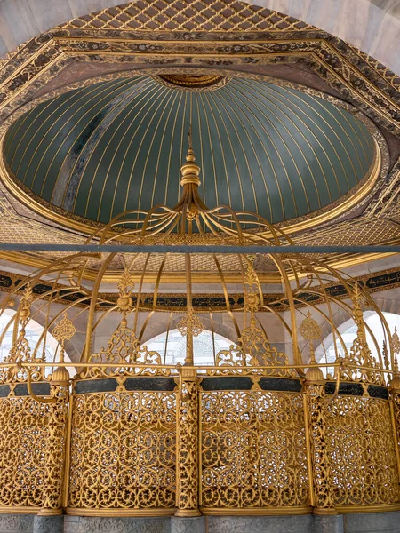ISTANBUL, TURQUÍA - 23 DE MAYO DE 2019: plano cercano del interior de la fuente de ablución en la mezquita hagia sophia en istanbul, pavo — Foto de Stock