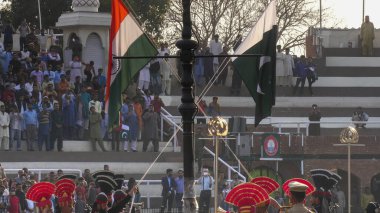 AMRITSAR, Hindistan - 19 Mart 2019: Hindistan 'daki wagah sınırında bayraklar indiriliyor