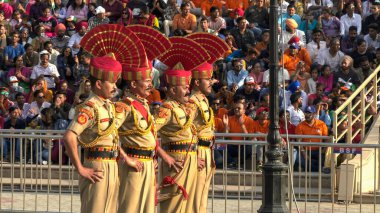 AMRITSAR, Hindistan - 19 Mart 2019: Pakistan ve Hindistan arasındaki Vaha sınırının Hindistan tarafında dört asker