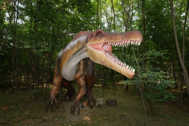 Dinozor amusement park ağız boşluğunda diş gösteren .