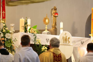 Kilise töreni sırasında sunak üzerinde monstrance 