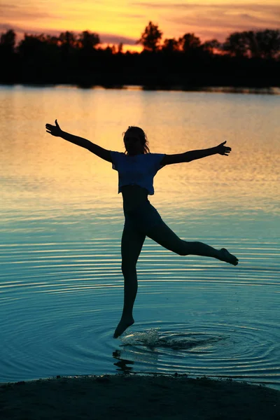 Радость Счастье Молодым Прыгать Через Воду — стоковое фото