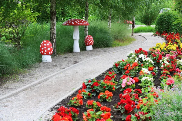 Taburete Rojo Decorativo Junto Camino Parque —  Fotos de Stock