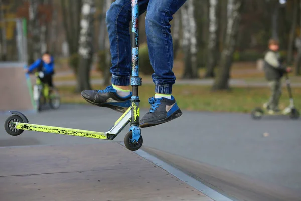 Crianças Estão Andando Uma Scooter Parque — Fotografia de Stock