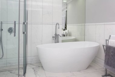 Modern bir tarz ve mermer fayans banyo vardır