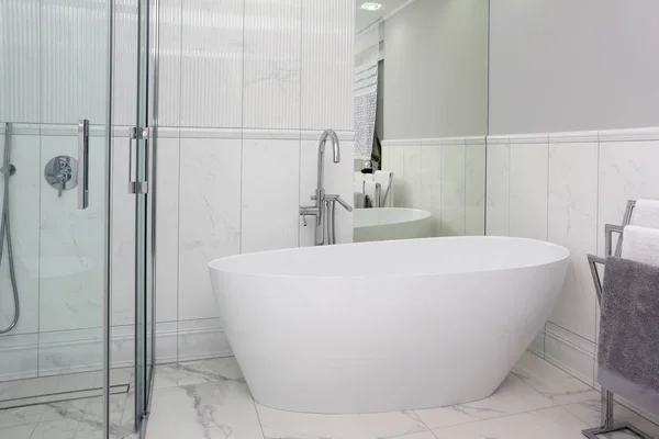 浴室拥有现代风格和大理石瓷砖 — 图库照片