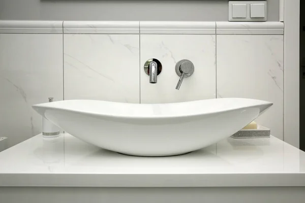 Das Badezimmer Hat Einen Modernen Stil Und Marmorfliesen — Stockfoto