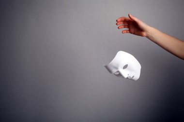 Maske ikiyüzlülüğün sembolü.