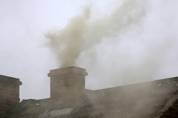 Rauch Aus Dem Schornstein Eines Mit Kohle Befeuerten Hauses — Stockfoto