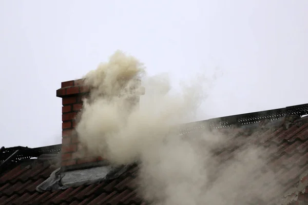 Rauch Aus Dem Schornstein Eines Mit Kohle Befeuerten Hauses — Stockfoto