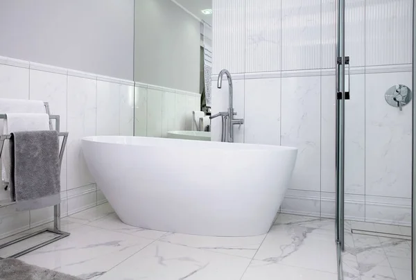 A modern style bathroom in a white-colored apartment. — Stock Image Modern Style Bathroom White Colored Apartment Royalty Free Stock Images