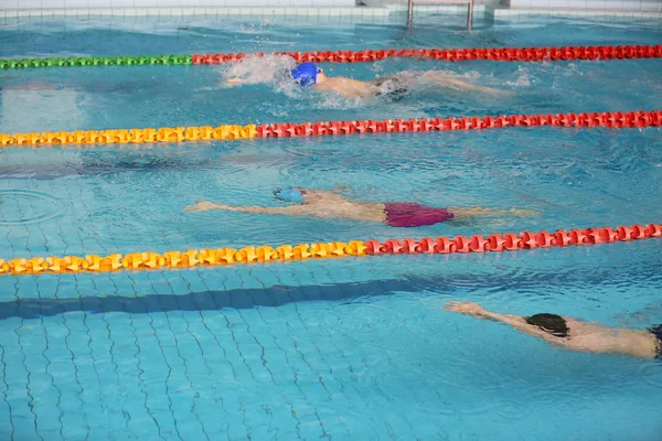 校生のための競争の水泳学校 — ストック写真