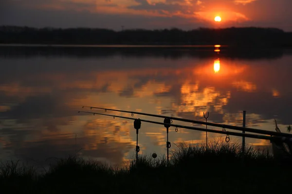 Sonnenaufgang Über Dem See Spiegelt Sich Auf Der Wasseroberfläche — Stockfoto