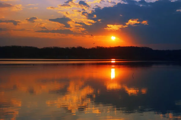 Ανατολή Του Ηλίου Πάνω Από Λίμνη Αντανακλάται Στην Επιφάνεια Του — Φωτογραφία Αρχείου