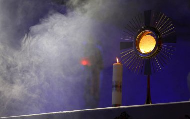 Monstrance'i basmak için kilisede bir tören.