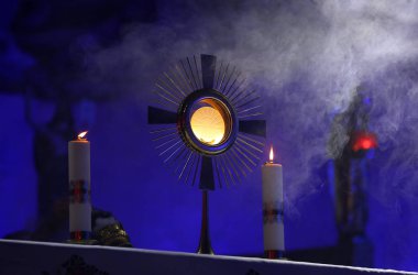 Monstrance'i basmak için kilisede bir tören.