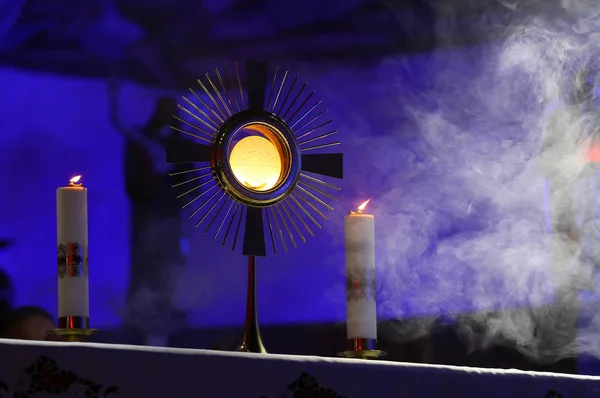 Monstrance'i basmak için kilisede bir tören.
