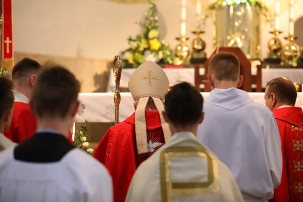 Bisschop Viert Viering Van Bevestiging — Stockfoto