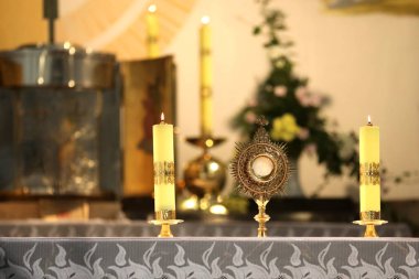 Monstrance'i basmak için kilisede bir tören.