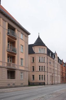 Modern binaların düşük açılı görüntüsü