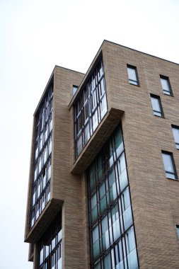 modern binanın düşük açılı görünüş