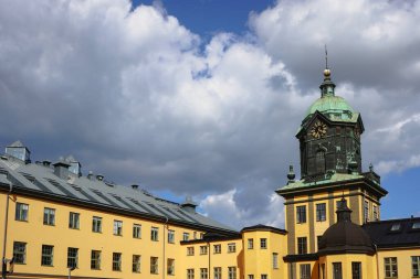 Gökyüzüne karşı eski sanayi binasının düşük açılı görüntüsü