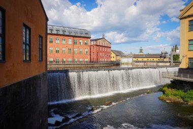 Eski sanayi bölgesinde şelale