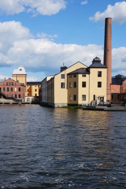 Yaz boyunca şehirde bir nehir manzarası