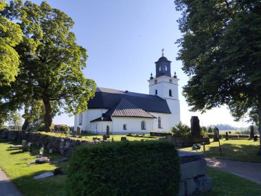 Yaz boyunca eski bir kilise.