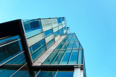 modern binanın düşük açılı görünüş