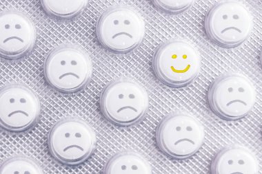 ruh için yastıkları. acı hapları tarafından çevrili bir mutluluk hapı