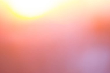 Sarı arka plan kavramı: güneş ışığı ile güzel doğa sonbahar gündoğumu bulanıklık..