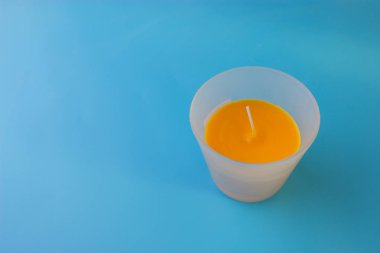 mavi zemin üzerine portakal aroması mum