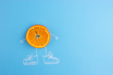 spor ayakkabı o mavi arka planda turuncu karakter