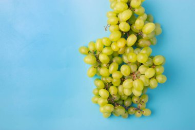kopya alanı mavi zemin üzerine yeşil üzüm