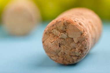 şarap cork ve mavi arka plan üzerinde üzüm